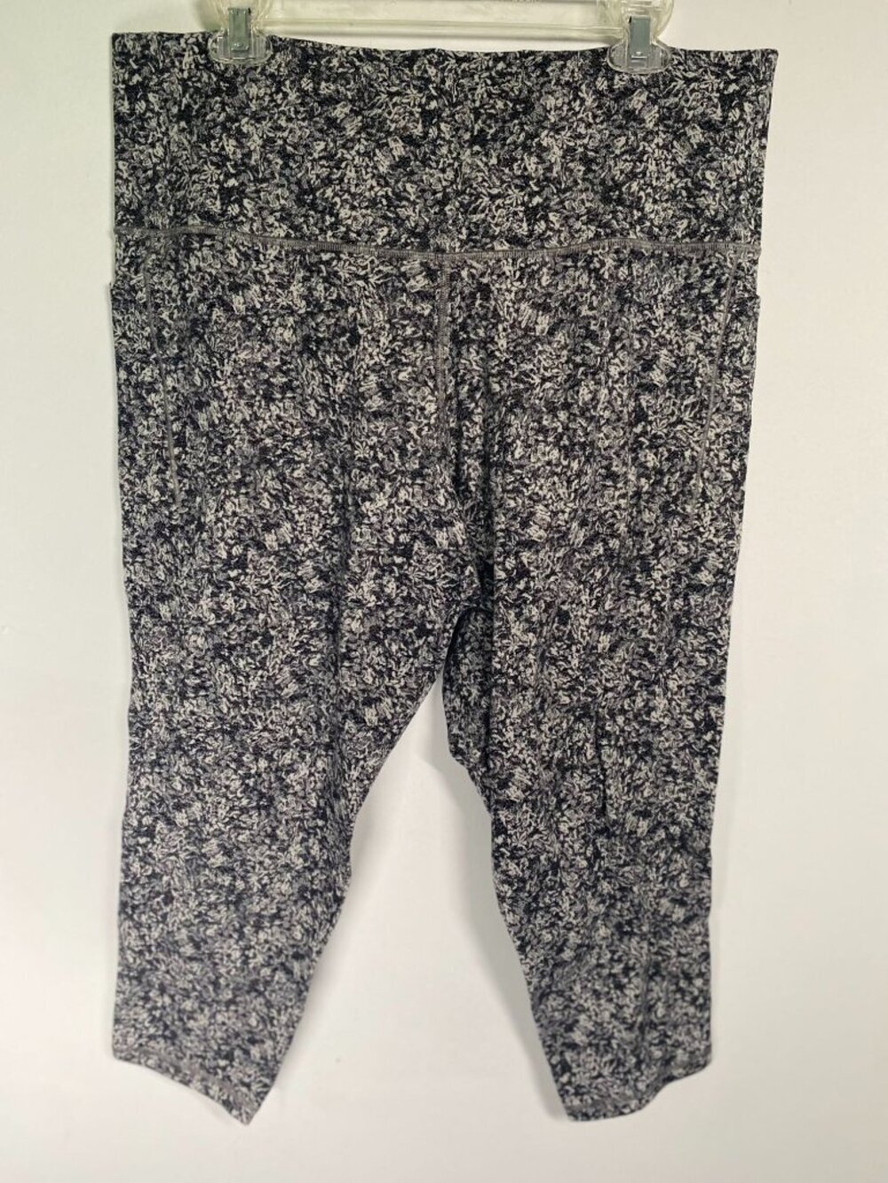 Athleta Salutation Stash Pockets 7/8 Black & White Leggings 2X Activewear